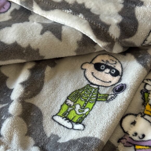 Peanuts Snoopy Extra long plush Halloween throw blanket | Grey Snoopy blanket - Picture 3 of 6